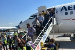 Thế giới - Mexico: Người đàn ông mở cửa thoát hiểm đi trên cánh máy bay, hành khách bất ngờ ủng hộ