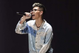 Giải trí - Rapper MCK, Chi Pu gây ồn ào khi nhận giải truyền cảm hứng