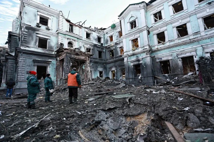 Đống đổ nát sau đòn không kích ở tỉnh Kharkiv ngày 24-1 mà Ukraine quy là do Nga làm. Ảnh: GETTY IMAGES