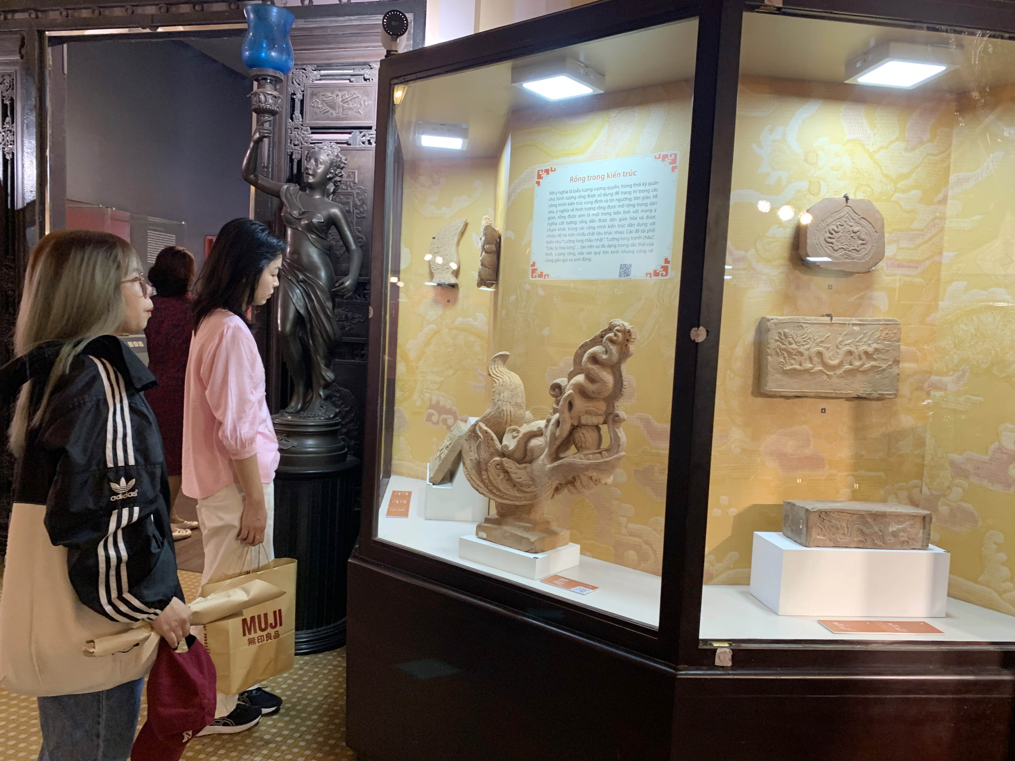 Triển lãm mang chủ đề “Long Vân khánh hội – Hình tượng rồng trong văn hóa Việt Nam” giới thiệu hơn 100 hiện vật quý của Bảo tàng Lịch sử TP.HCM và một số nhà sưu tập. 
