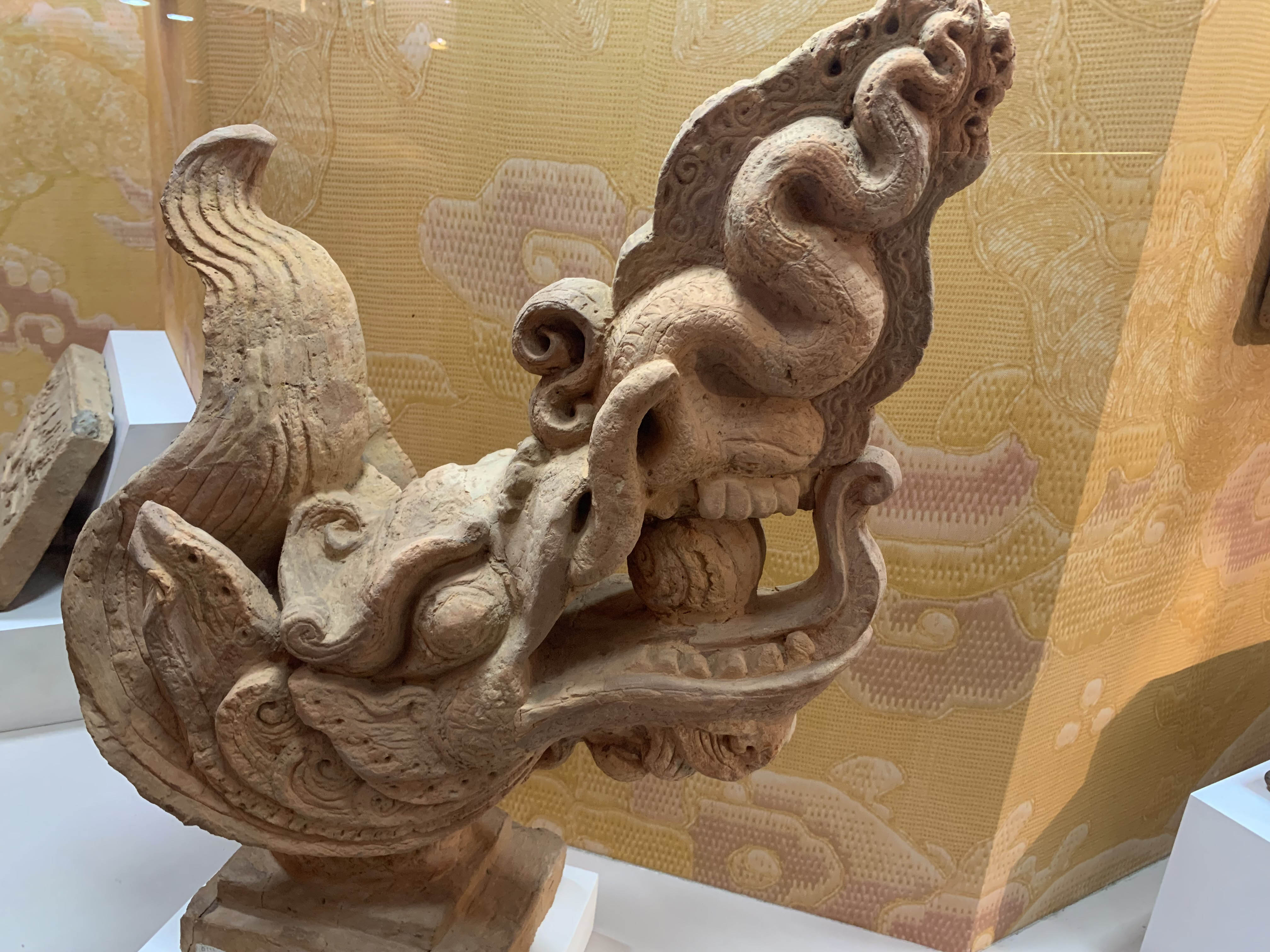 Đầu rồng bằng đất nung thời Trần dùng để trang trí trên cung điện ở Hoàng thành Thăng Long. Đầu rồng thường làm bằng gốm, đất nung tạo sự hoành tráng và vẻ đẹp nghệ thuật của công trình kiến trúc từ phía xa.