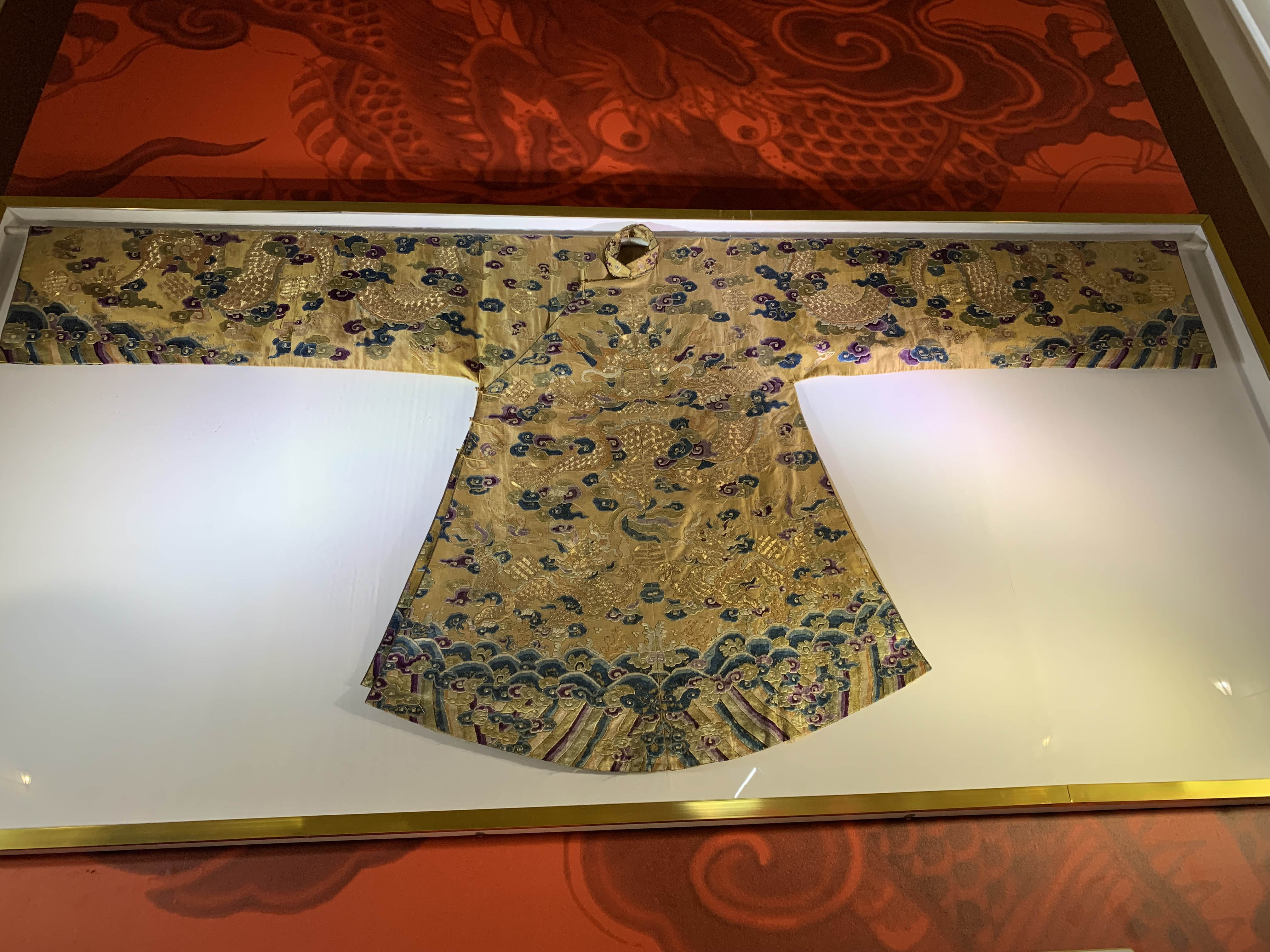 Hai bộ trang phục của vua triều Nguyễn được trưng bày tại triển lãm. Hình rồng trên trang phục đều là rồng 5 móng, biểu tượng cho quyền lực tuyệt đối của hoàng đế. 