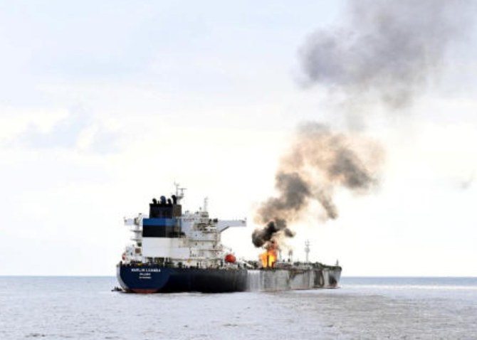 Khói bốc lên từ tàu chở dầu Marlin Luanda sau khi&nbsp;trúng tên lửa Houthi.