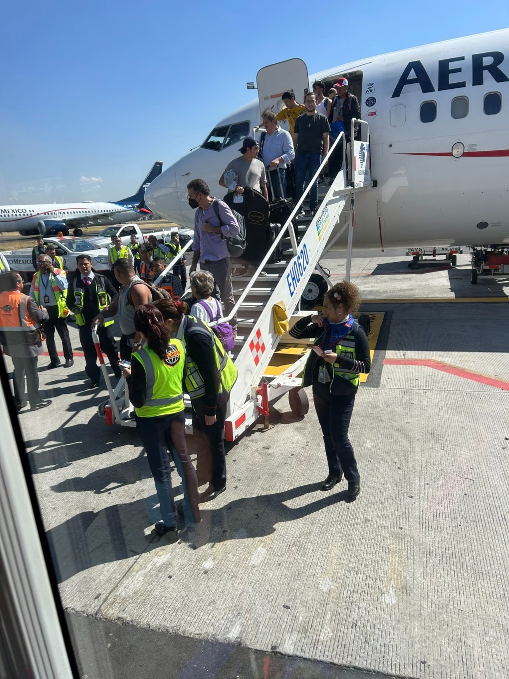 Hành khách rời chuyến bay AM672 của hãng không AeroMexico sau sự cố (ảnh: India Times)