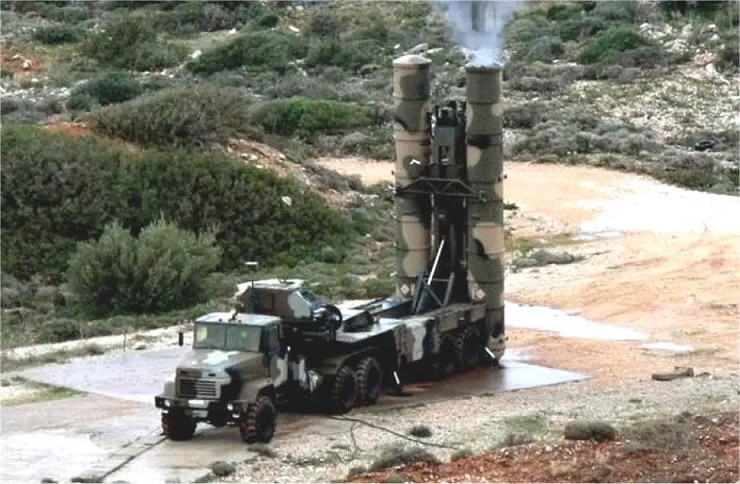 Xe phóng tên lửa phòng không S-300 của quân đội Hy Lạp.