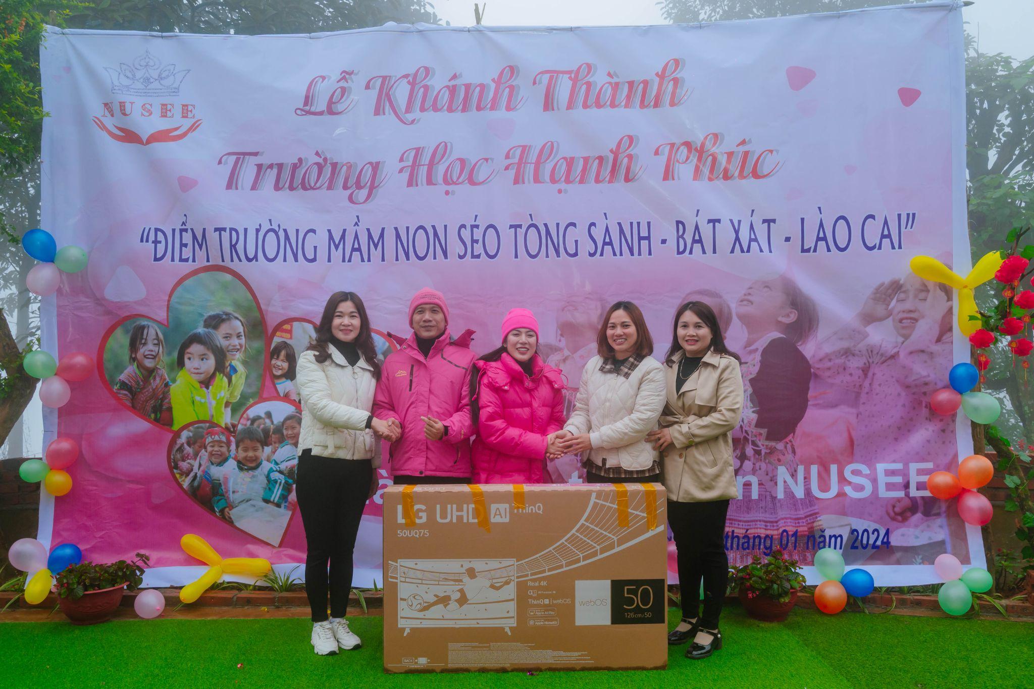 Món quà ý nghĩa từ Tập đoàn mong muốn các em có thể tiếp cận các chương trình giáo dục, giải trí