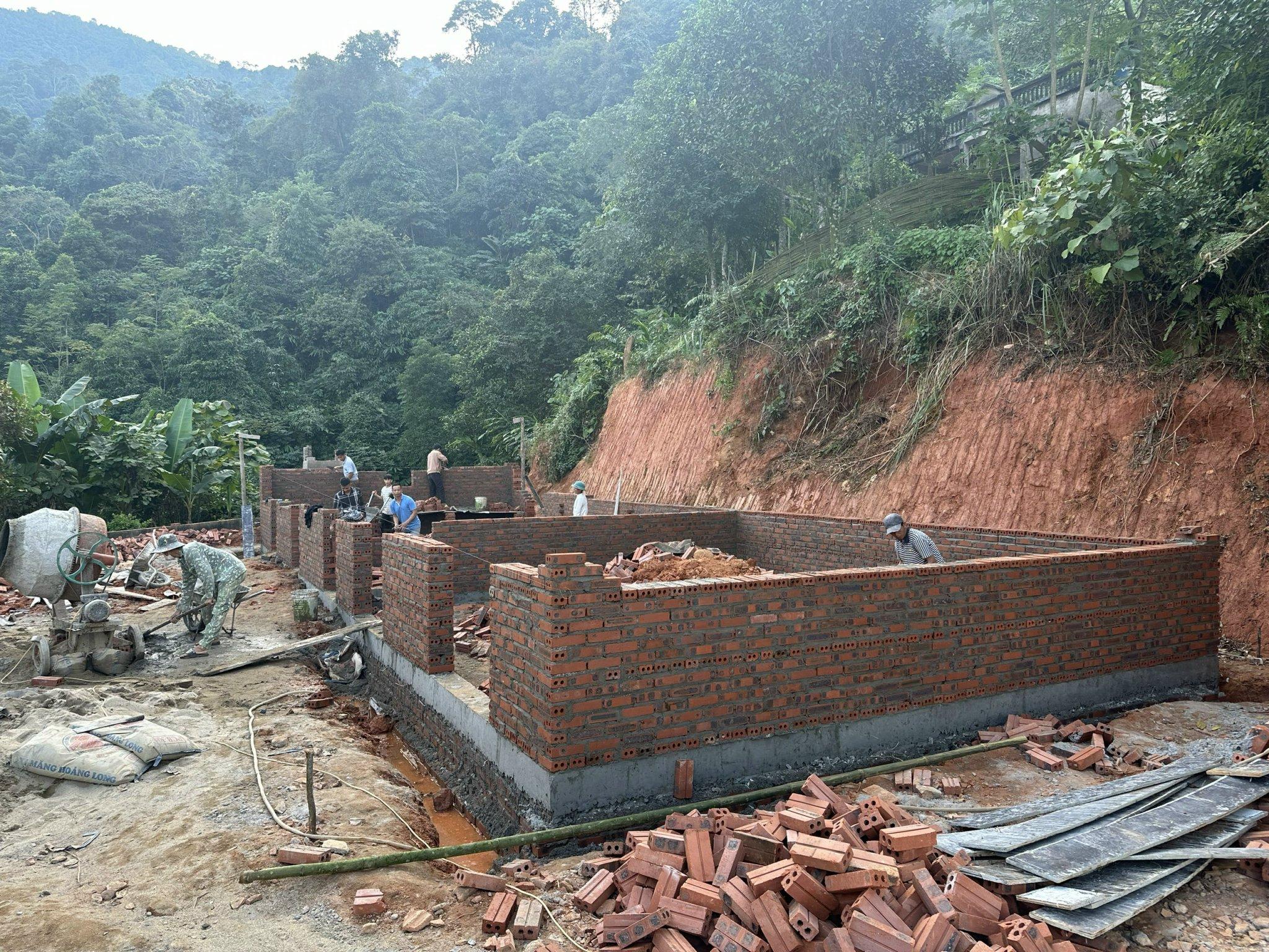 Những viên gạch đầu tiên xây dựng lại Trường mầm non Séo Tòng Sành - Bát Xát - Lào Cai