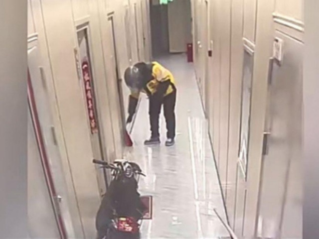 Bạn trẻ - Cuộc sống - Nhận đồ ăn dính đầy nước tiểu, shipper bị khách hàng "tố" có hành vi xấu xa và sự thật đầy ngỡ ngàng