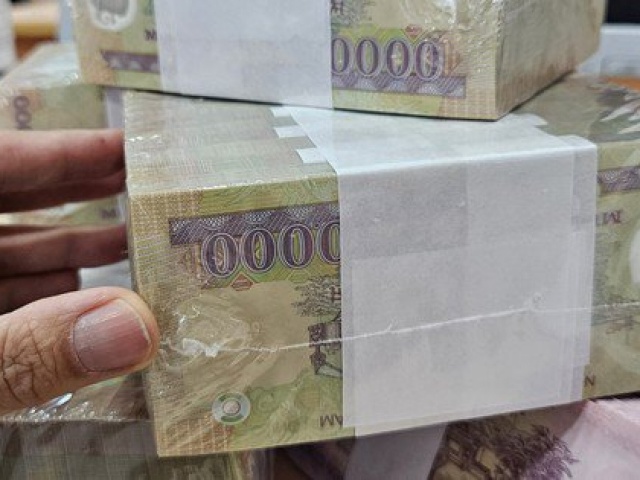 Kinh doanh - Dân công sở tất tả đổi tiền lẻ mới, không có mệnh giá 20.000 đồng