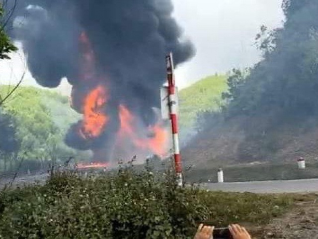 Tin tức trong ngày - Xe bồn chở gần 12.000 lít xăng bốc cháy trên đèo M’Drắk