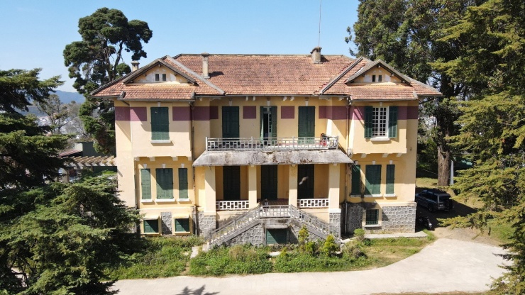 Khoảng năm 1910, người Pháp xây dựng Dinh tỉnh trưởng với lối kiến trúc 2 tầng. Đây là nơi sinh sống và làm việc của thị trưởng Đà Lạt kiêm tỉnh trưởng Tuyên Đức trước đây.