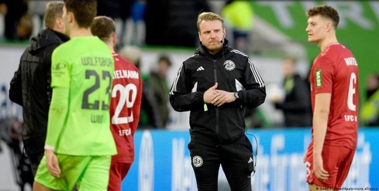 Khán giả Tobias Krull xuống sân làm trọng tài bất đắc dĩ và hoàn thành nhiệm vụ. Ảnh: BDLG