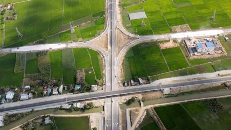 Dự án cao tốc Cam Lâm - Vĩnh Hảo thuộc dự án xây dựng một số đoạn đường bộ cao tốc tuyến Bắc - Nam phía đông giai đoạn 2017-2020. Dự án cao tốc này hoàn thành sẽ đấu nối với cao tốc Vĩnh Hảo - Phan Thiết và cao tốc Nha Trang - Cam Lâm đã thông xe vào ngày 19-5-2023, kết nối tuyến cao tốc từ TP.HCM với Khánh Hòa.
