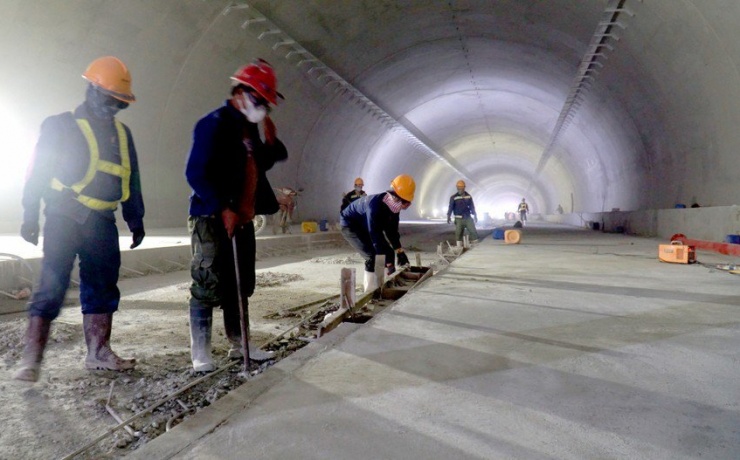 Ghi nhận của PLO tại hạng mục này vào sáng 25-1, hơn 100 kỹ sư, công nhân đang hối hả thi công những công đoạn cuối cùng của ống hầm phải.