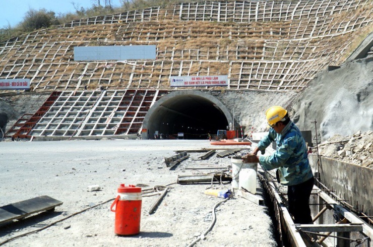 Hạng mục quan trọng nhất của dự án cao tốc Cam Lâm - Vĩnh Hảo là hầm núi Vung. Hầm núi Vung có chiều dài 2,25 km gồm hai ống hầm. Mỗi ống hầm có ba làn xe, bề rộng 14 m. Hầm núi Vung được thông vào tháng 8-2023. Đây là hầm đường bộ dài nhất cao tốc Bắc - Nam và dài thứ tư cả nước.