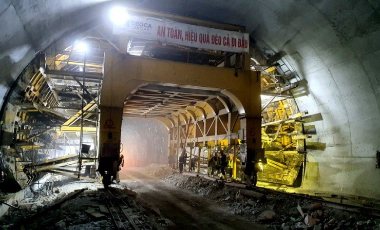 Riêng ống hầm trái đang thi công vỏ hầm. Nhà thầu thi công hầm theo phương pháp NATM của Cộng hòa Áo. Công nghệ này giúp thi công linh hoạt trong nhiều điều kiện địa chất và an toàn.