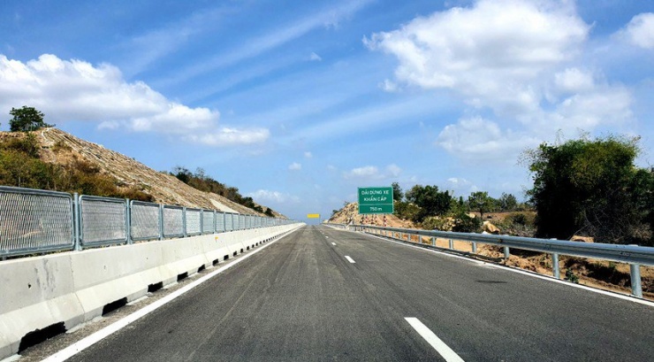 Dự án cao tốc Cam Lâm - Vĩnh Hảo Cao có chiều dài 78,5 km, đi qua ba tỉnh Khánh Hòa, Ninh Thuận và Bình Thuận. Dự án có tổng mức đầu tư là 8.925 tỉ đồng, thời gian thực hiện 24 tháng, riêng hạng mục hầm Núi Vung có thời gian thực hiện là 30 tháng.