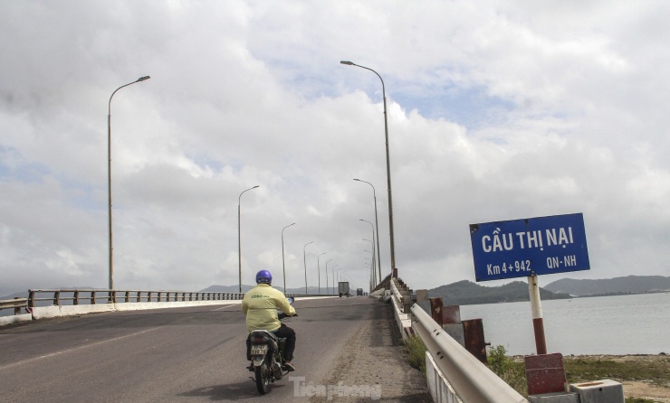 Cầu Thị Nại kết nối TP. Quy Nhơn với Khu Kinh tế Nhơn Hội, dài hơn 2,4 km gồm 54 nhịp. (Ảnh: Trương Định).