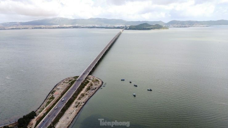 Năm 2006, cây cầu được khánh thành đưa vào sử dụng, trở thành cầu vượt biển dài nhất Việt Nam lúc bấy giờ. Năm 2017, cầu Tân Vũ - Lạch Huyện (TP. Hải Phòng) với chiều dài hơn 5,4 km được thông xe và trở thành cây cầu vượt biển dài nhất Việt Nam.