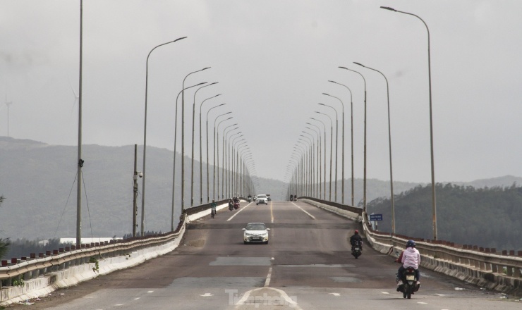 Cầu Thị Nại, một công trình ý nghĩa, không chỉ mang đến thuận lợi về giao thông, kinh tế, cây cầu còn là một điểm du lịch Quy Nhơn nổi tiếng, ấn tượng... (Ảnh: Trương Định).