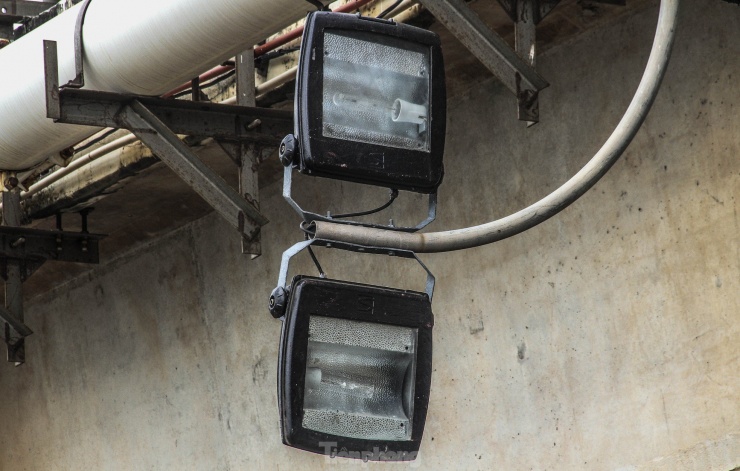 Hệ thống điện chiếu sáng tại cầu Thị Nại. (Ảnh: Trương Định).