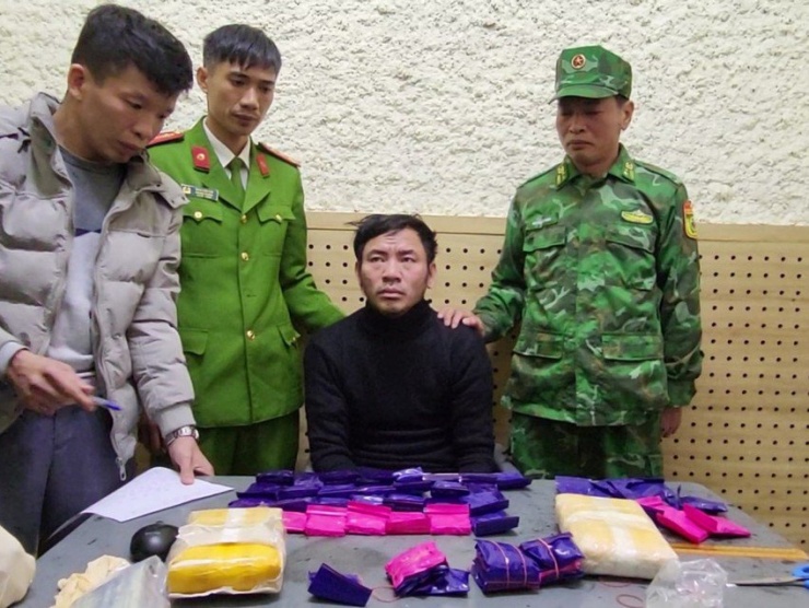 Nguyễn Hồng Sơn (giữa) bị bắt giữ.