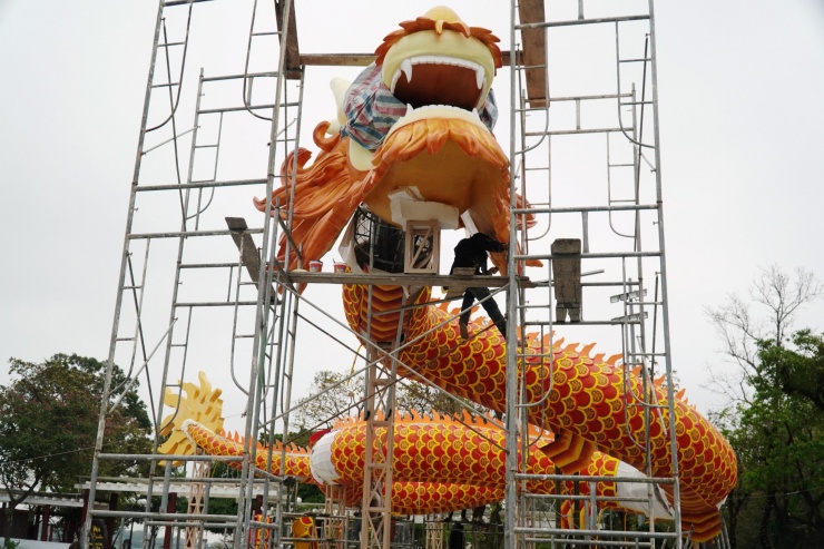 Ngày 29/1, tạo hình linh vật rồng trang trí Tết Giáp Thìn 2024 bắt đầu được lắp đặt tại không gian trước cổng Trường THPT Chuyên Quốc học Huế (TP. Huế), cạnh bờ sông Hương, bia Quốc học và đường Lê Lợi.