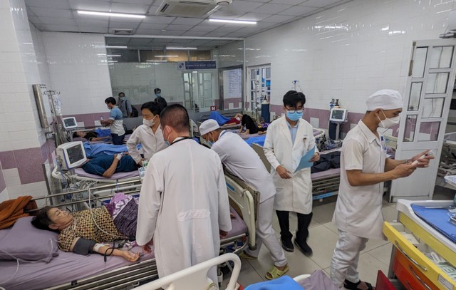 Các bệnh nhân bị ngộ độc đang điều trị tại bệnh viện ở TP Sóc Trăng. Ảnh: DT
