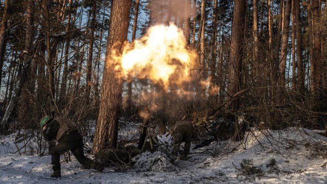 Pháo binh Ukraine bắn vào một vị trí của Nga ở vùng Luhansk ngày 13/1. Ảnh: New York Times