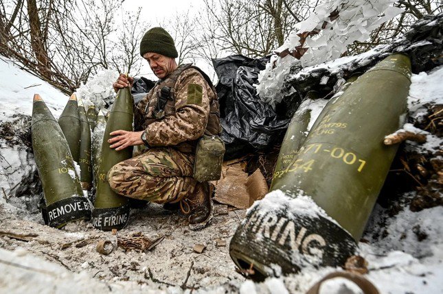 Một quân nhân Ukraine chuẩn bị đạn pháo 155 mm gần tiền tuyến ở Zaporizhzhia ngày 14/1. Ảnh: Reuters