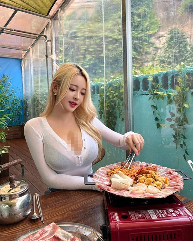 Hot girl Hàn Quốc mặc xuyên thấu khoe vòng một căng đầy “ná thở” - 1