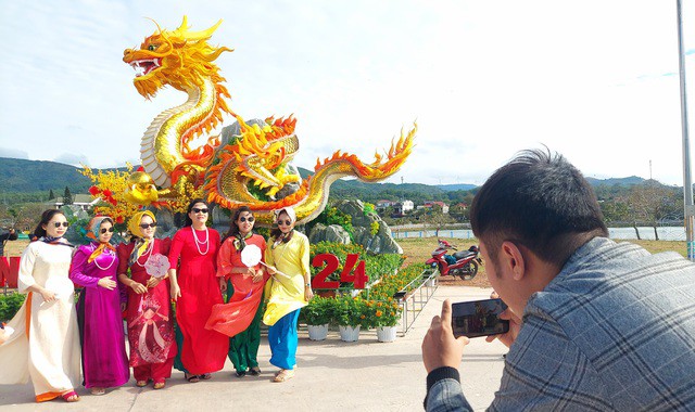 Trong sáng 29-1, dù chưa hoàn thiện, nhưng nhiều người tìm đến Công viên Lao Bảo để chụp ảnh bên linh vật rồng. Theo ông Lê Bá Hùng, việc trang trí tiểu cảnh dự kiến hoàn thành vào ngày 1-2.