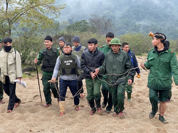 Các lực lượng phối hợp dẫn giải đối tượng Nguyễn Hồng Sơn.