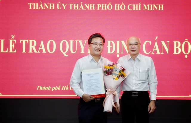 Ủy viên Ban Thường vụ, Trưởng Ban Tuyên giáo Thành ủy TP HCM Phan Nguyễn Như Khuê trao quyết định cho ông Lê Cao Cường