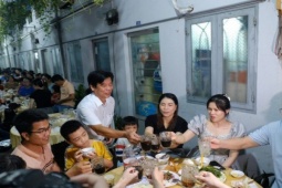 Một chủ nhà trọ chi 150 triệu đồng tổ chức tất niên, tặng quà Tết cho công nhân