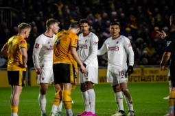 Bóng đá - MU bị đội "tí hon" chọc thủng lưới: Hàng thủ đáng lo, báo Anh chê "Quỷ đỏ"