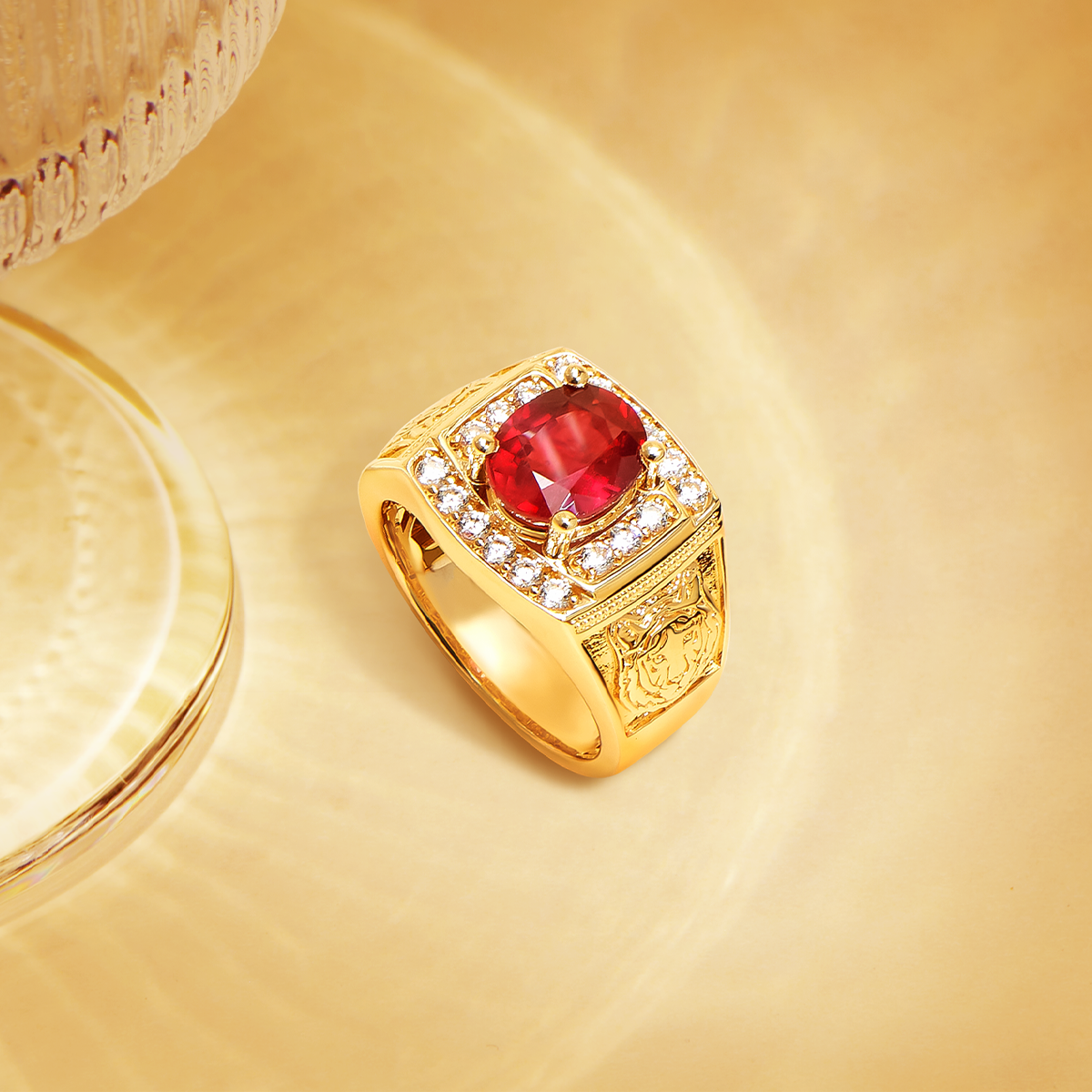 Sắc đỏ Ruby quyền lực phối cùng sắc vàng thịnh vượng biểu trưng cho lời chúc phú quý, làm ăn phát đạt. Ảnh: PNJ