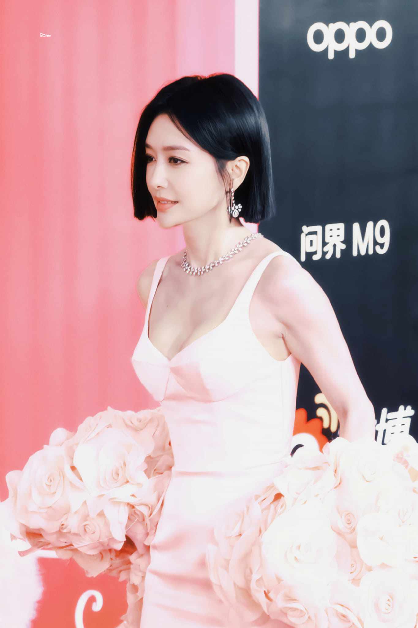 Vốn sở hữu làn da trắng mịn, Tần Lam không kén các mẫu đầm có màu sắc tươi sáng như trắng, hồng, vàng,...