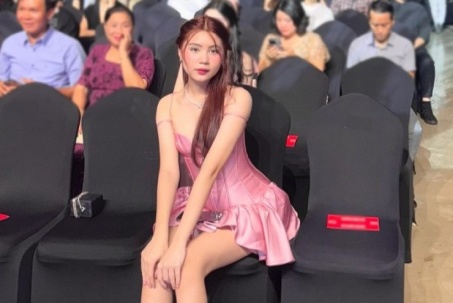 Ái nữ nhà MC "giàu nhất Việt Nam"  diện váy ngắn khoe chân thon
