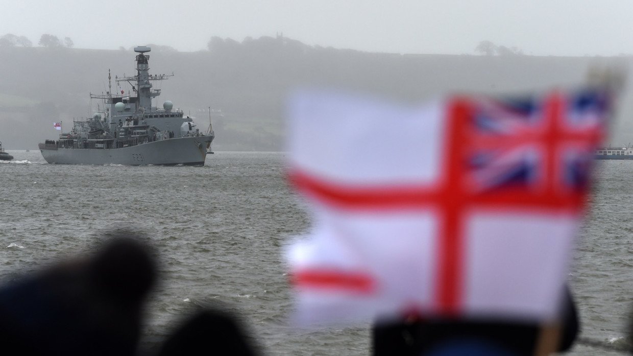 Khinh hạm HMS Argyll của hải quân hoàng gia Anh quay trở về căn cứ.
