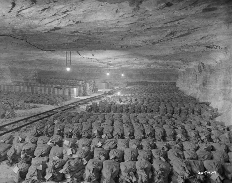 Số vàng được Đức Quốc Xã cất giấu ở mỏ muối Merkers, Đức.