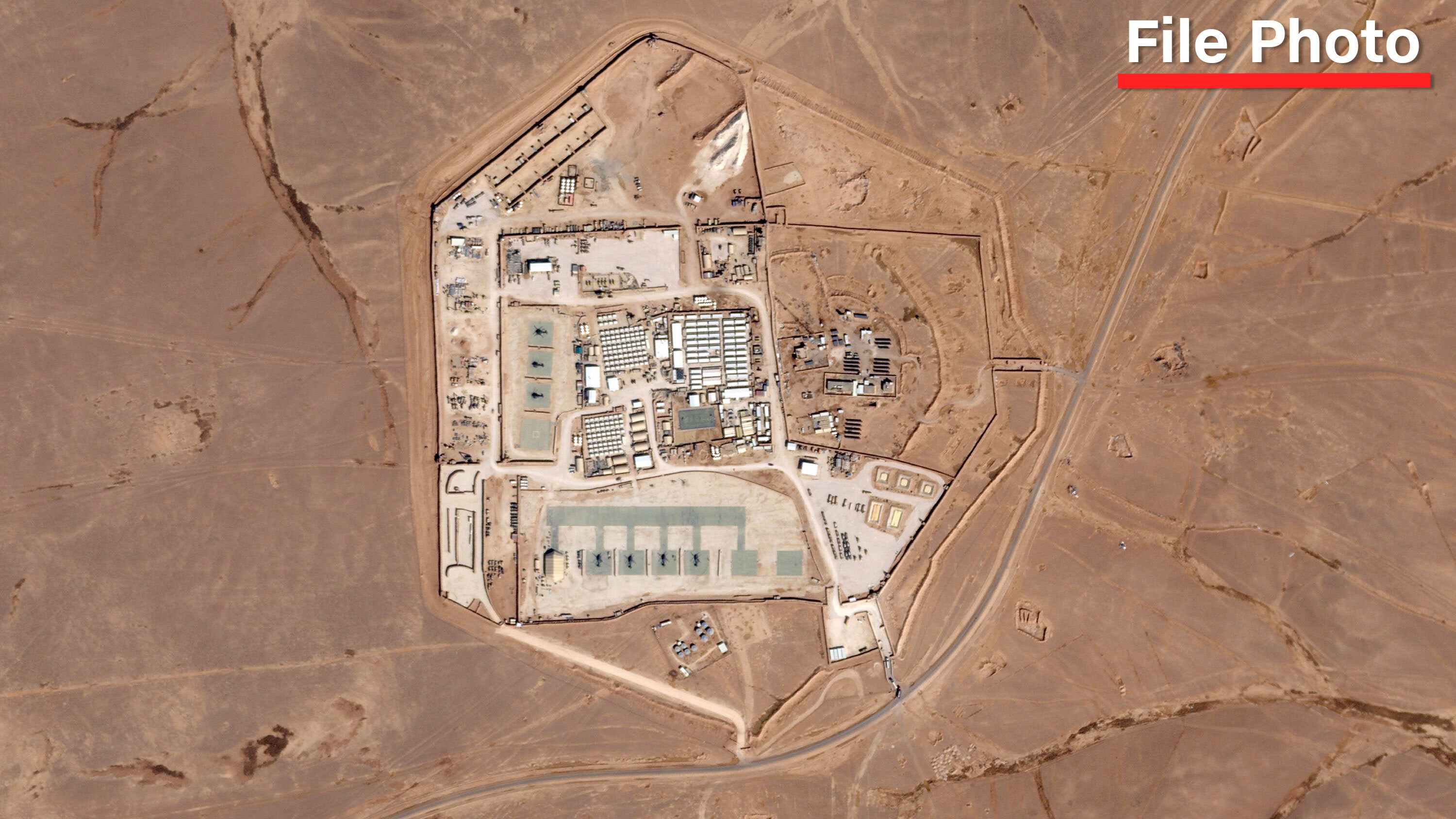 Ảnh vệ tinh chụp toàn cảnh căn cứ Tower 22 của Mỹ ở khu vực biên giới Jordan - Syria.