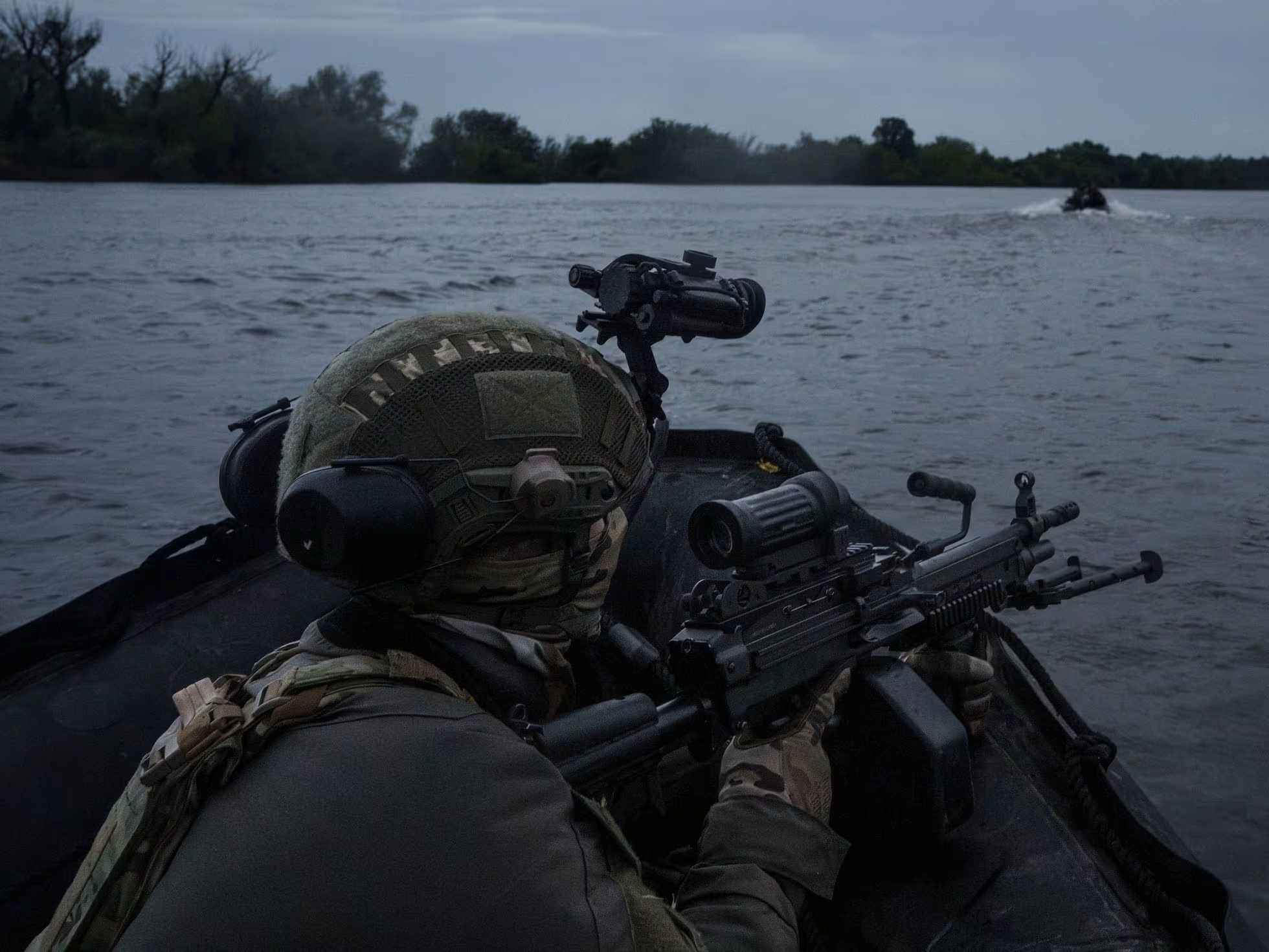 Binh sĩ Ukraine tuần tra trên sông Dnipro (ảnh: AP)