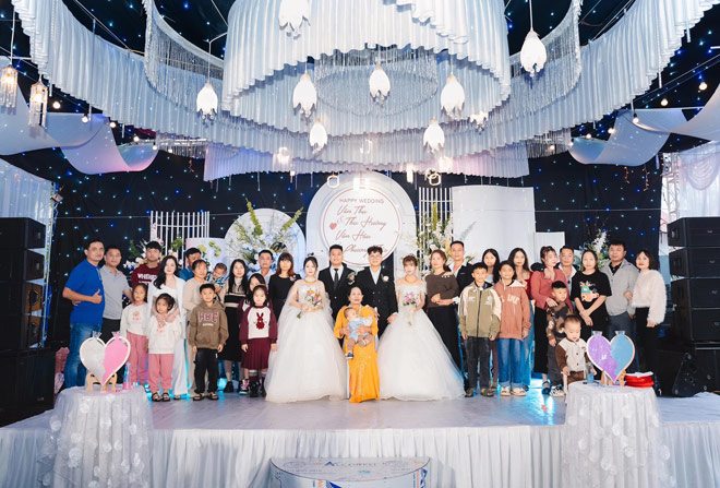 Đám cưới diễn ra trọn vẹn với sự góp mặt của ba bên gia đình