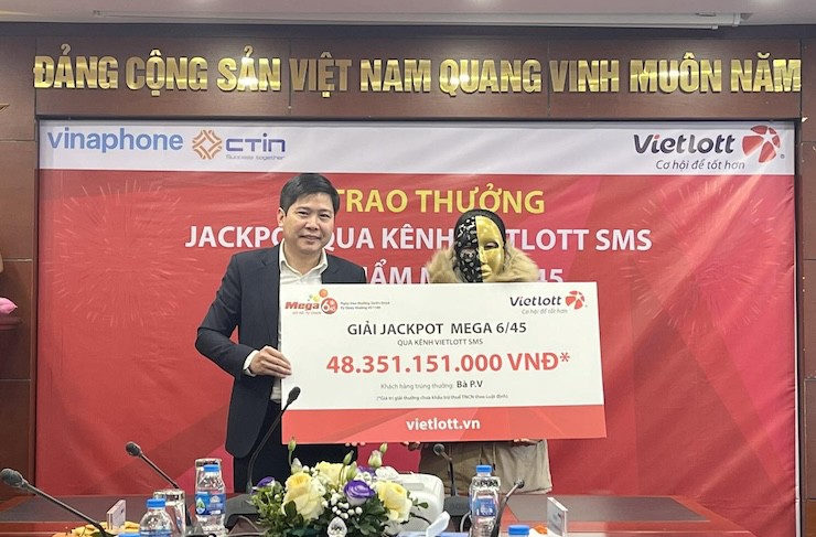 Chị P.V nhận giải Jackpot trị giá hơn 48 tỷ đồng.