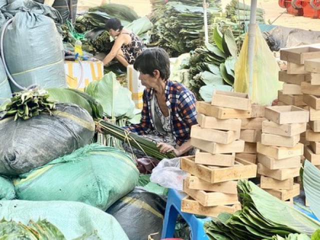 Thị trường - Tiêu dùng - Chợ bán lá dong lớn nhất TP HCM năm nay ra sao?