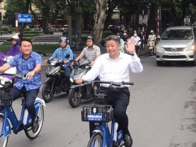 Tin tức trong ngày - Phân luồng giao thông trên tuyến đường có làn xe đạp đầu tiên tại Hà Nội