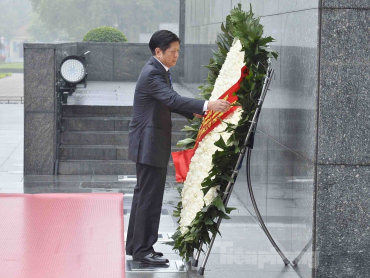 Tổng thống Philippines Ferdinand Marcos Jr đặt vòng hoa và vào Lăng viếng Chủ tịch Hồ Chí Minh. (Ảnh: Như Ý)
