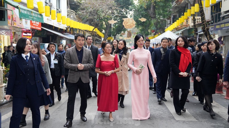 Phu nhân Chủ tịch nước, bà Phan Thị Thanh Tâm và Phu nhân Tổng thống Philippines, bà Louise Araneta Marcos tham quan chợ hoa Tết Hàng Lược.