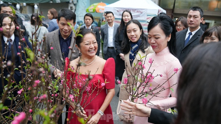 Phu nhân Chủ tịch nước, bà Phan Thị Thanh Tâm và Phu nhân Tổng thống Philippines, bà Louise Araneta Marcos nhận cành hoa đào Nhật Tân từ người dân Hà Nội tặng.
